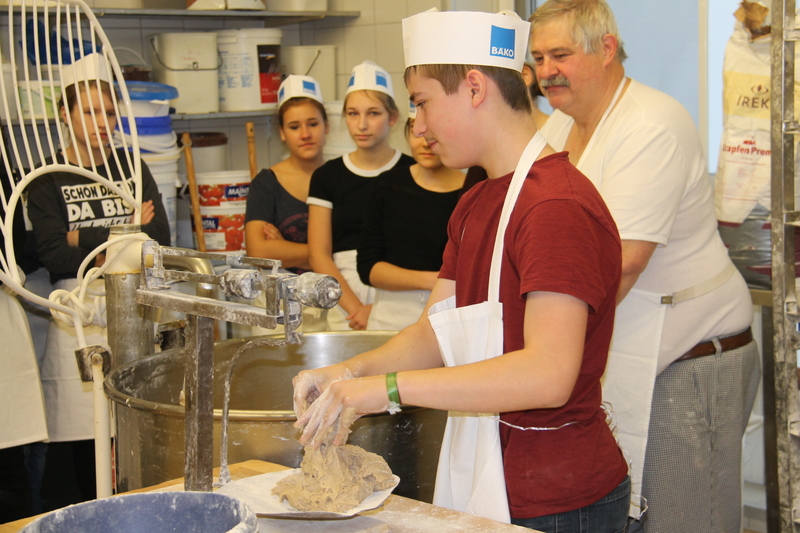 Foto: Edgar Griese Konfirmanden backen für Brot für die Welt