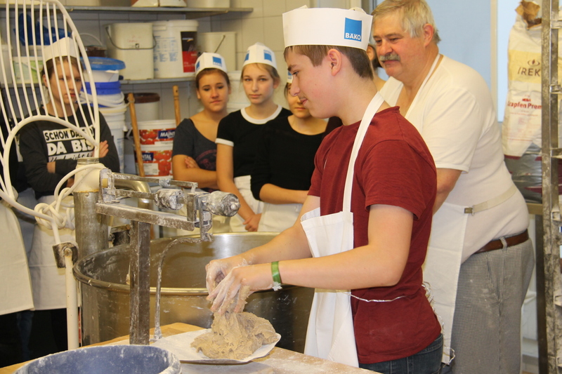 Konfirmanden backen für Brot für die Welt