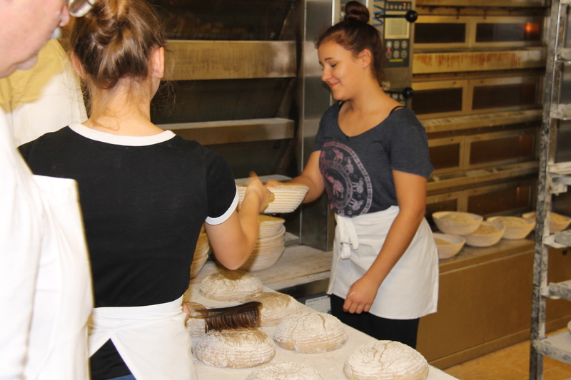 Konfirmanden backen für Brot für die Welt