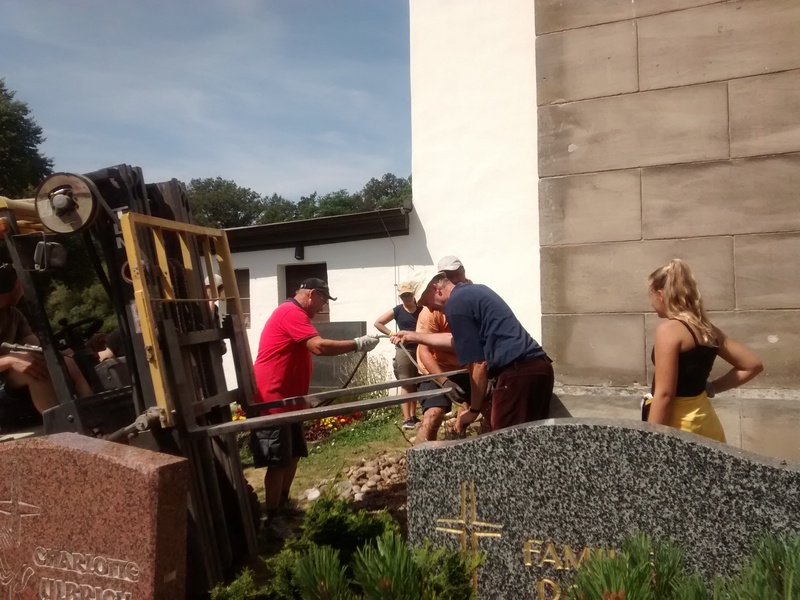 Foto: Ursula Hafner / Eberhard Hadem Bild zum Arbeitseinsatz auf dem Friedhof am 20.07.2019