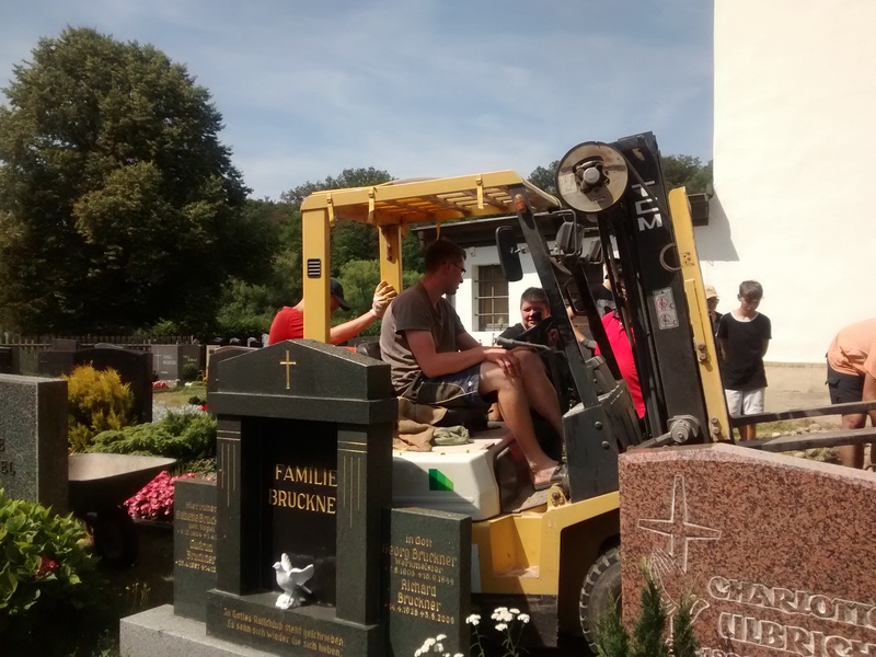 Foto: Ursula Hafner / Eberhard Hadem Bild zum Arbeitseinsatz auf dem Friedhof am 20.07.2019
