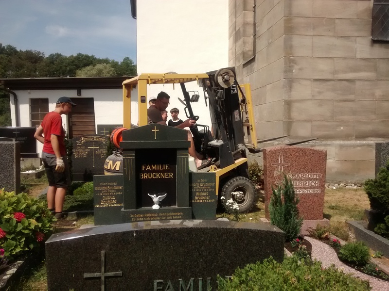 Foto: Ursula Hafner / Eberhard Hadem Bild zum Arbeitseinsatz auf dem Friedhof am 20.07.2019