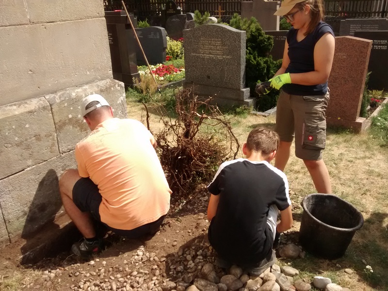 Foto: Ursula Hafner / Eberhard Hadem Bild zum Arbeitseinsatz auf dem Friedhof am 20.07.2019