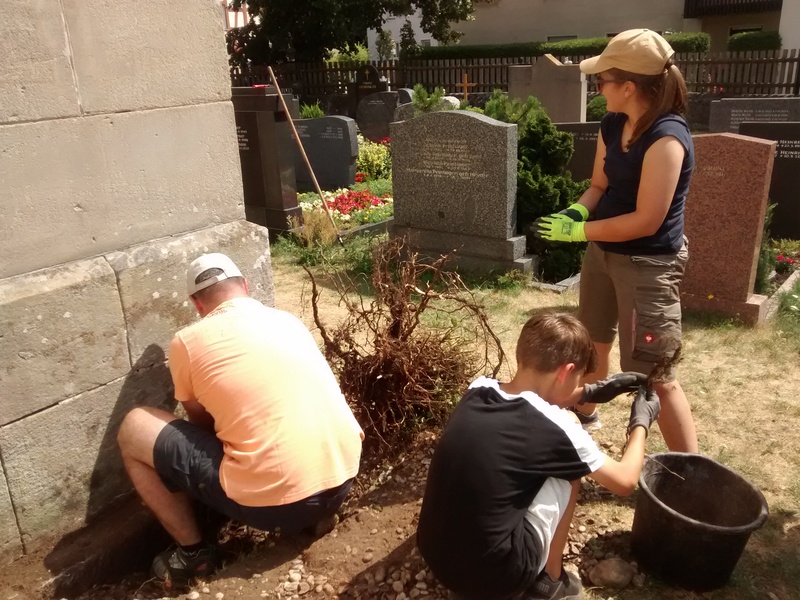 Foto: Ursula Hafner / Eberhard Hadem Bild zum Arbeitseinsatz auf dem Friedhof am 20.07.2019
