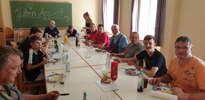 Foto: Ursula Hafner / Eberhard Hadem Bild zum Arbeitseinsatz auf dem Friedhof am 20.07.2019