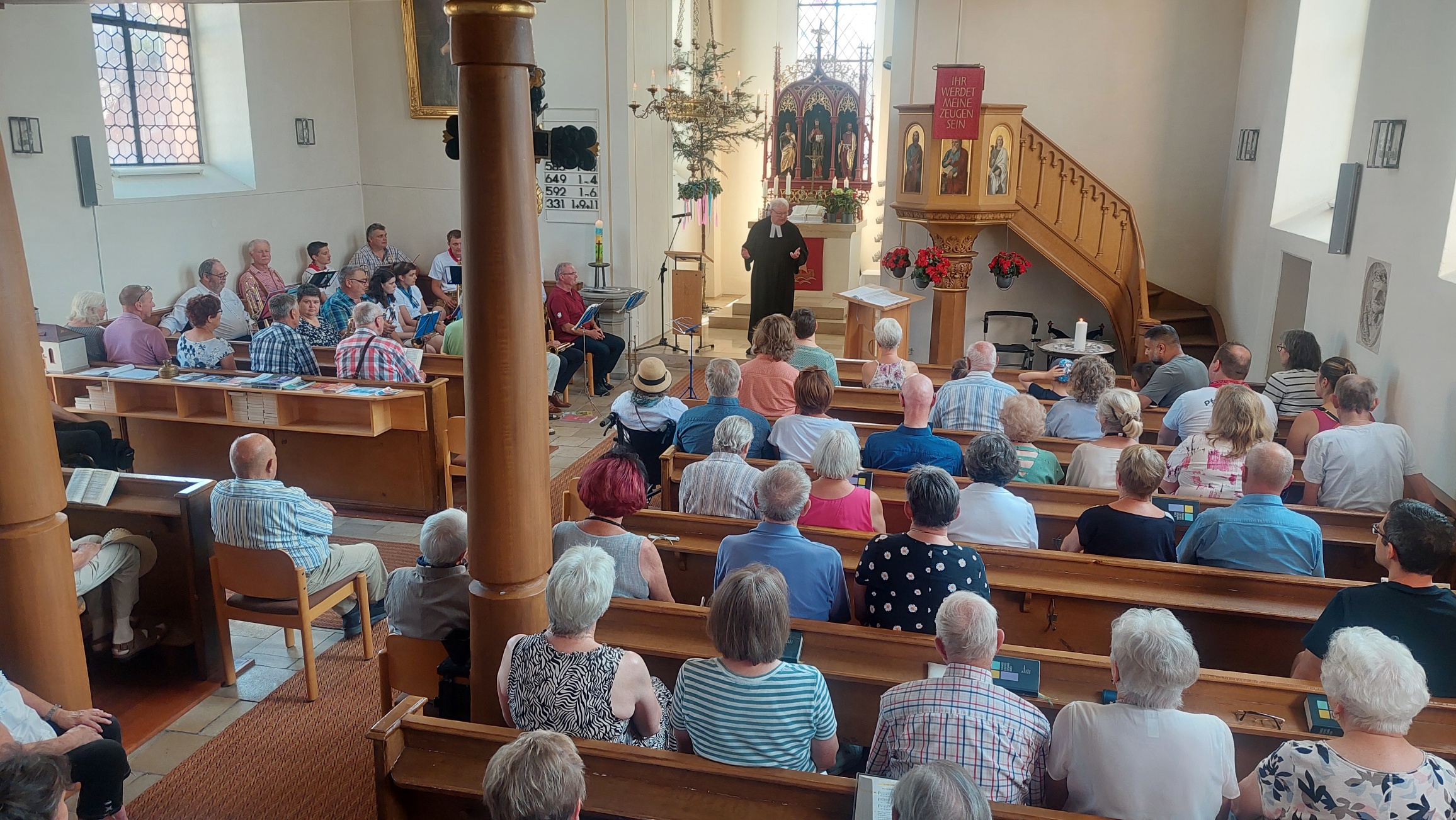 Foto: Stefanie Graff Pfr. Manfred Hohnhaus in der vollen Ottilienkirche