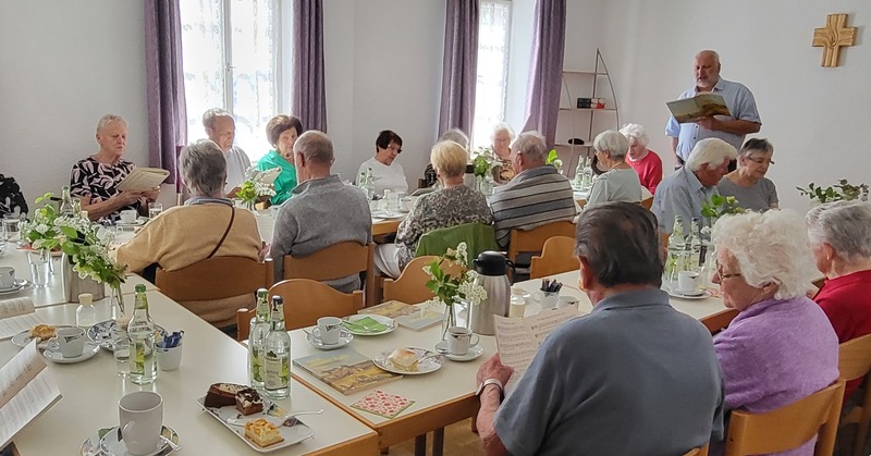 Pfr. Eberhard Hadem und Besucher des Seniorennachmittags