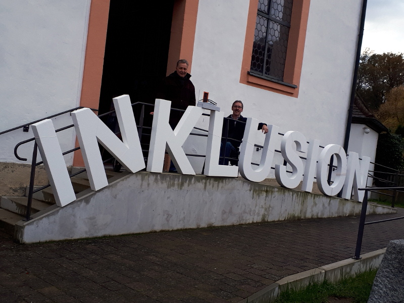 Paul Rösch und Stefan Burmann auf der Rampe vor der Ottilienkirche